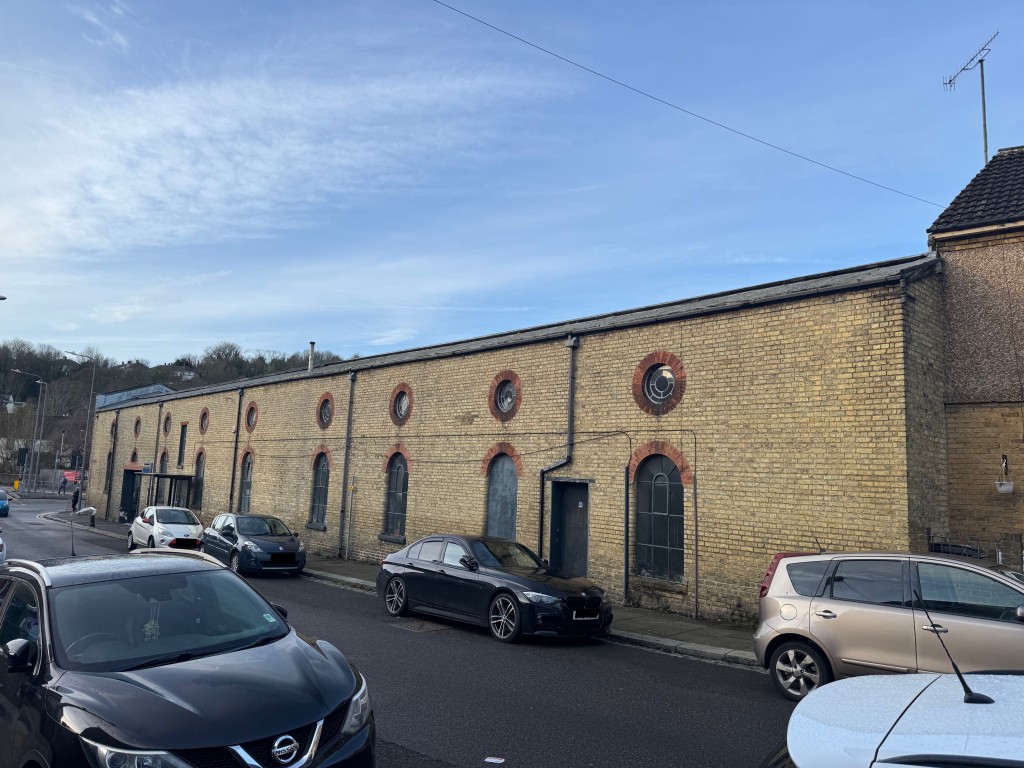 Lot: 82 - FREEHOLD CAR SALES SITE, SHOWROOM & WORKSHOP WITH REDEVELOPMENT POTENTIAL. - Side view from Whitfield Avenue